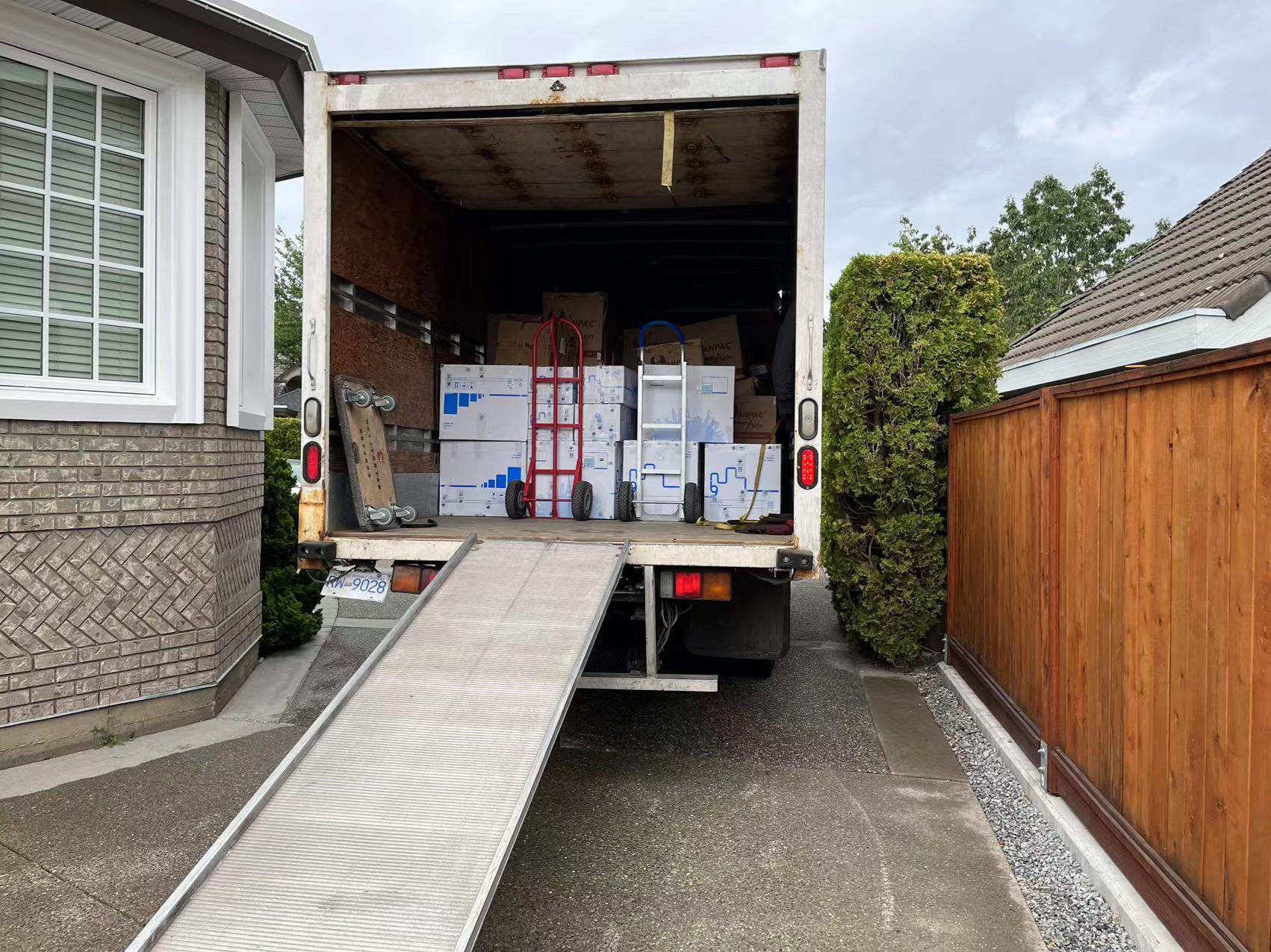 移民出国:坐标加拿大67件家具仅花2.9万海运费!邻居都说省心划算