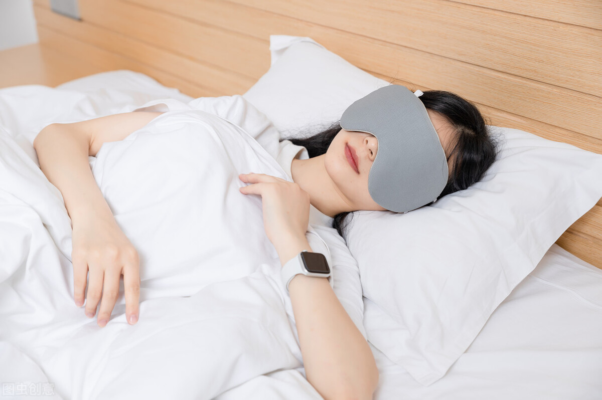 睡觉打鼾为什么吵不醒自己,睡觉打鼾感觉呼吸都困难了怎么办