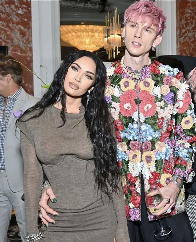 梅根年轻时穿搭,梅根穿耀眼拖地红裙