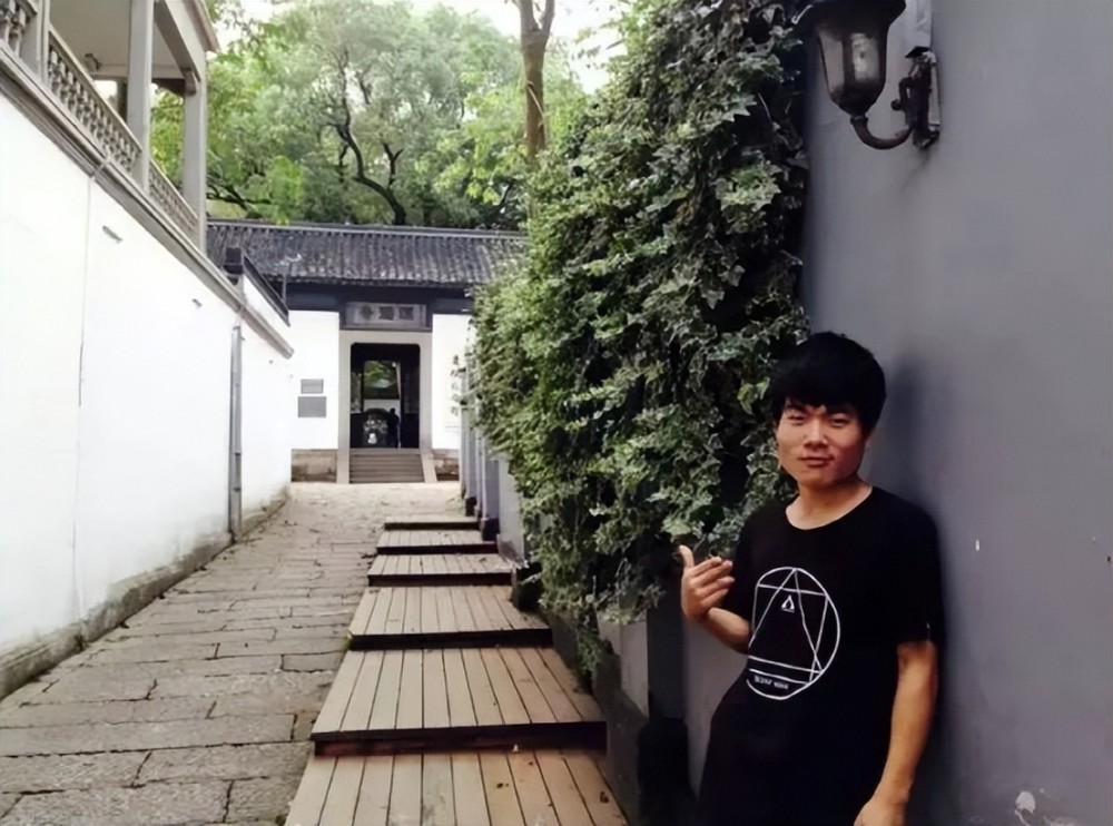 从读不好英文到双语博主，揭秘“小镇做题家”董宇辉的逆袭人生