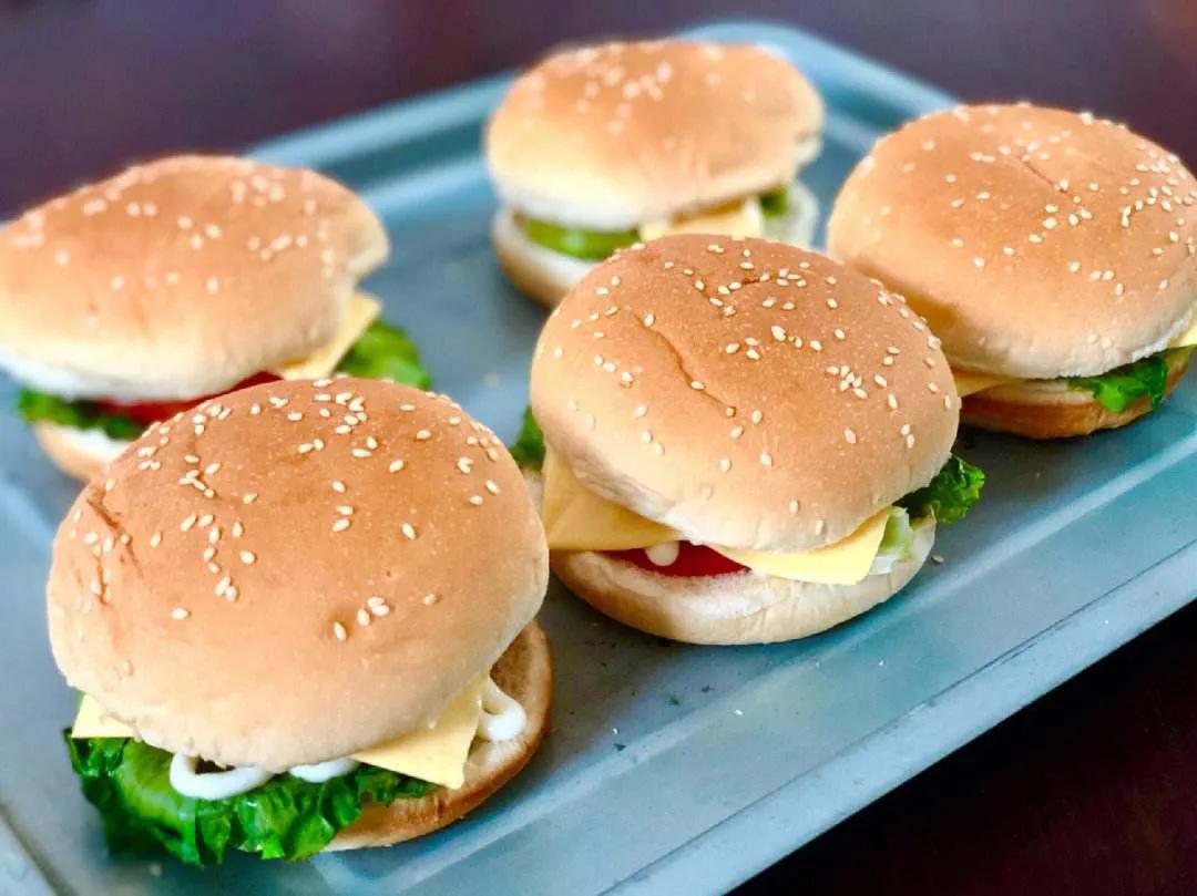 合伙开汉堡店只卖几十块钱,3人合伙20多万开汉堡店现在怎么样