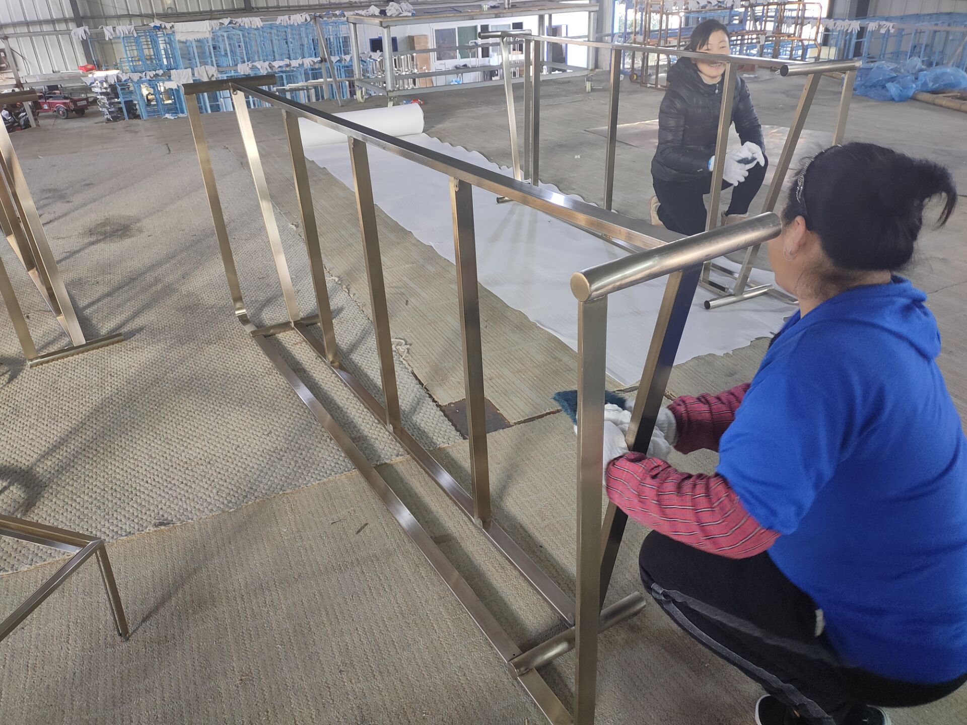 不锈钢服装展架制作视频,服装kt板展架怎么设计