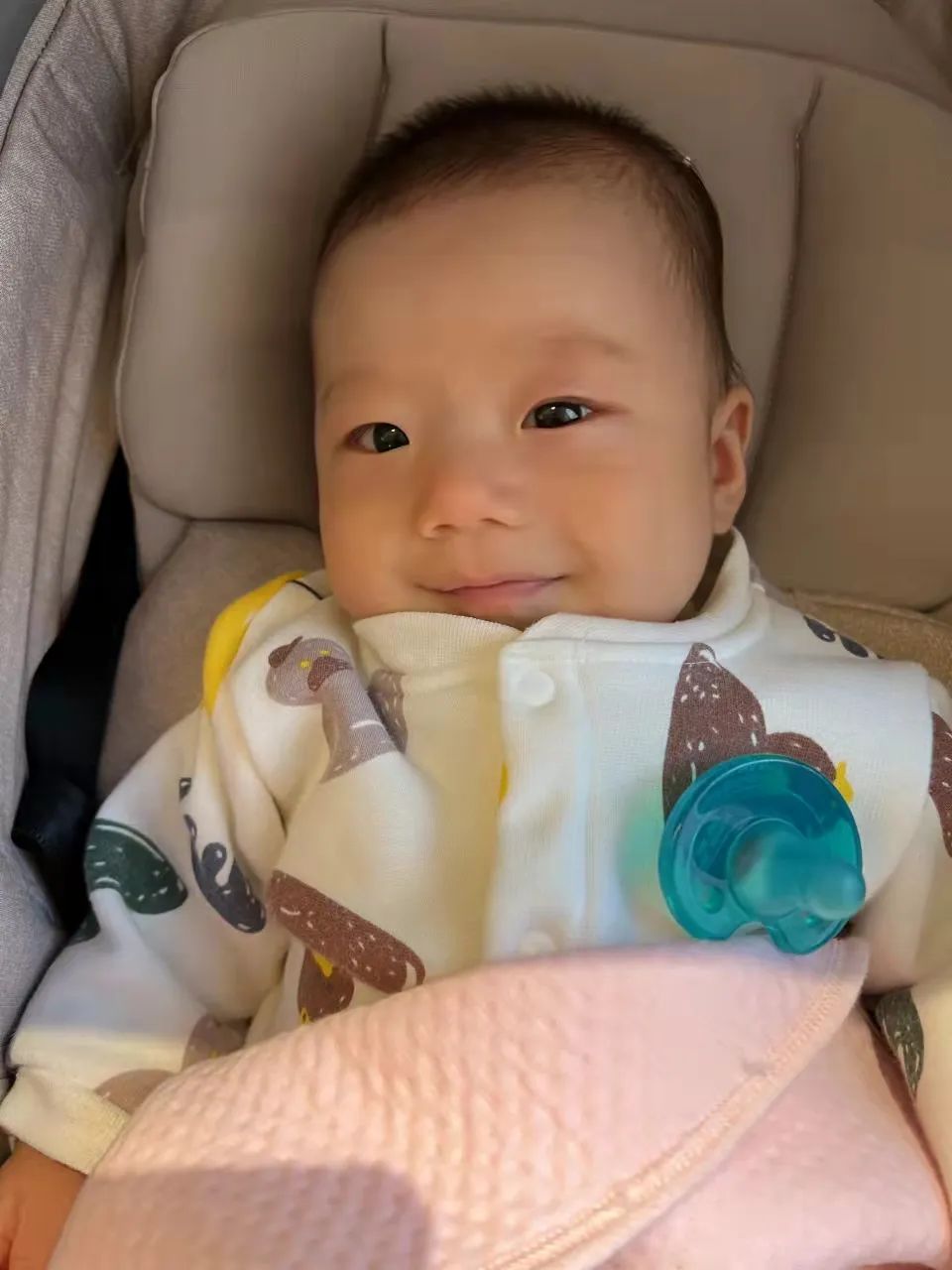 去医院的路上在车上生的孩子,在车上临盆生孩子