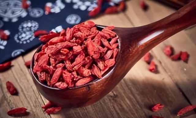 男人喝枸杞水能降血糖吗,长期用枸杞泡水喝是养肾还是伤肾