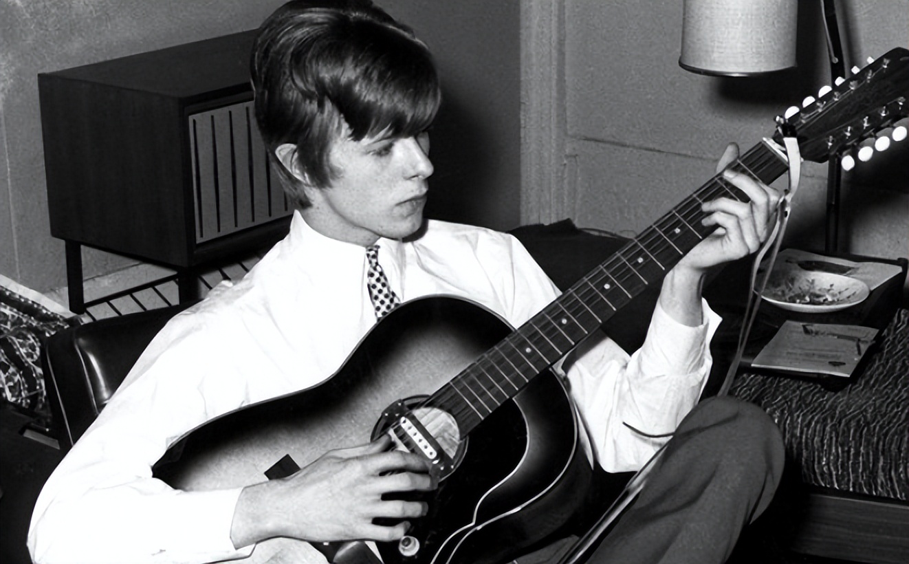 大卫鲍伊妆容,大卫·鲍伊年轻照片