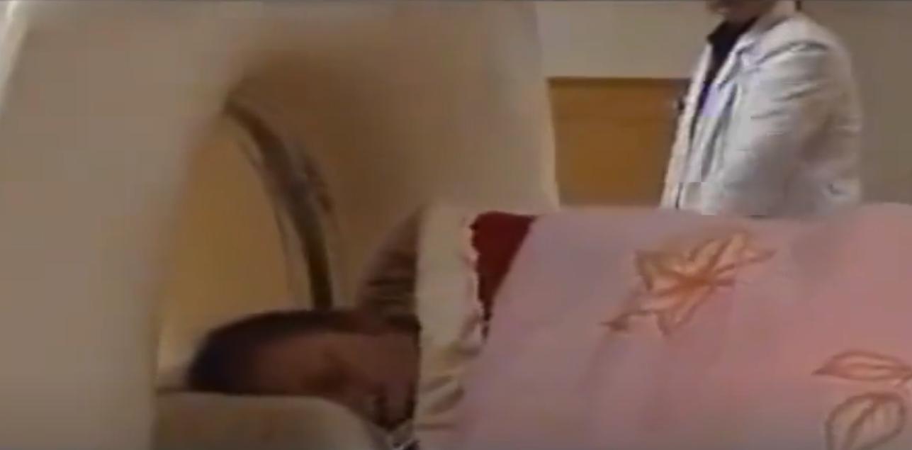 08年,河北女孩“瘫痪”卧床20年,姐姐安上监控后,戳穿多年*局骗**