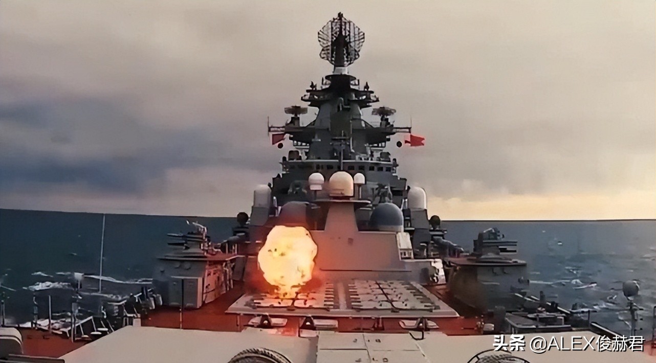 仅次于航母的最大海上作战巡洋舰,世界最强航母和驱逐舰
