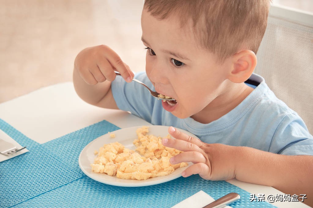1岁半宝宝每天都吃零食,1岁宝宝除了奶粉能喝什么奶