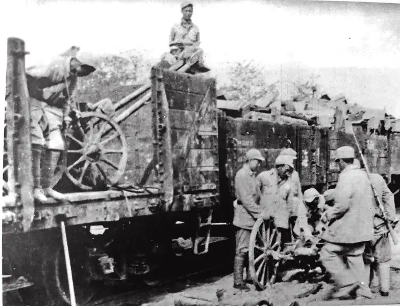 第4军遭马家军包围，炮兵急中生智：炮轰穿蓝毛衣的人！果然脱险