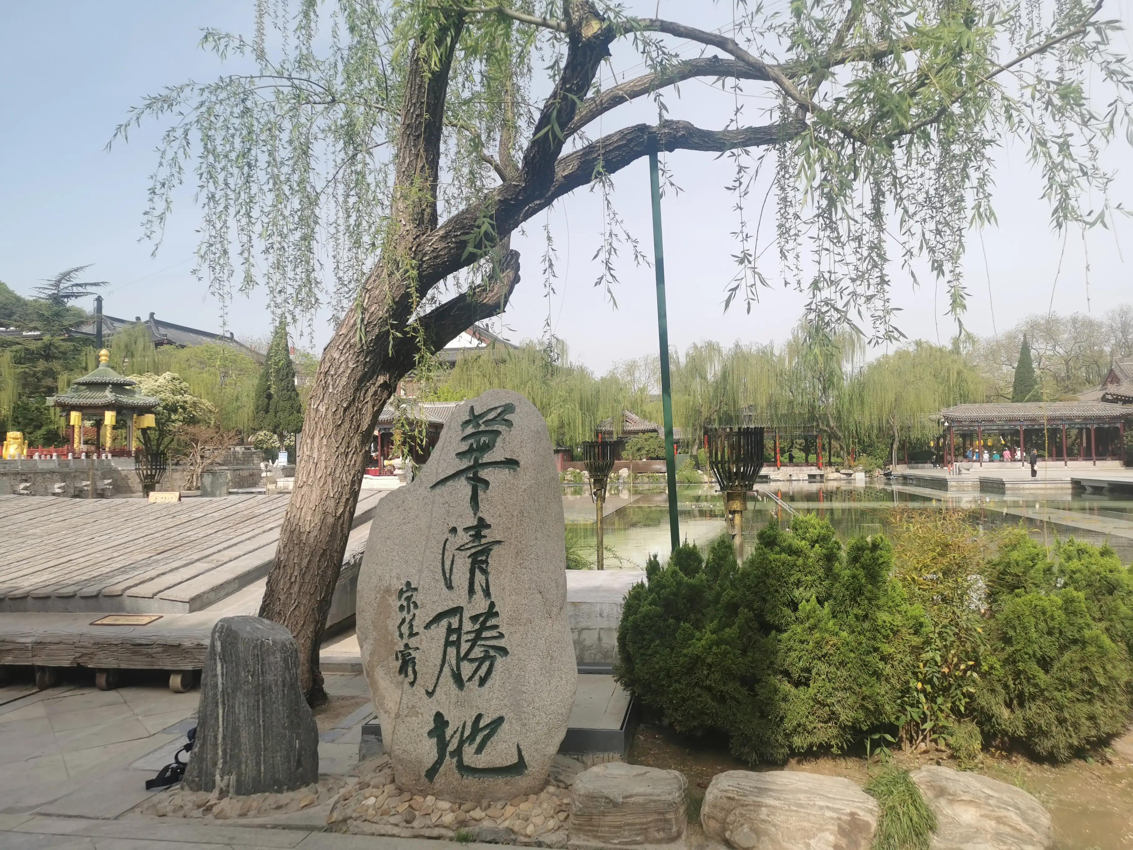 华清池温泉水滑洗凝脂,春寒赐浴华清池温泉水滑洗凝脂