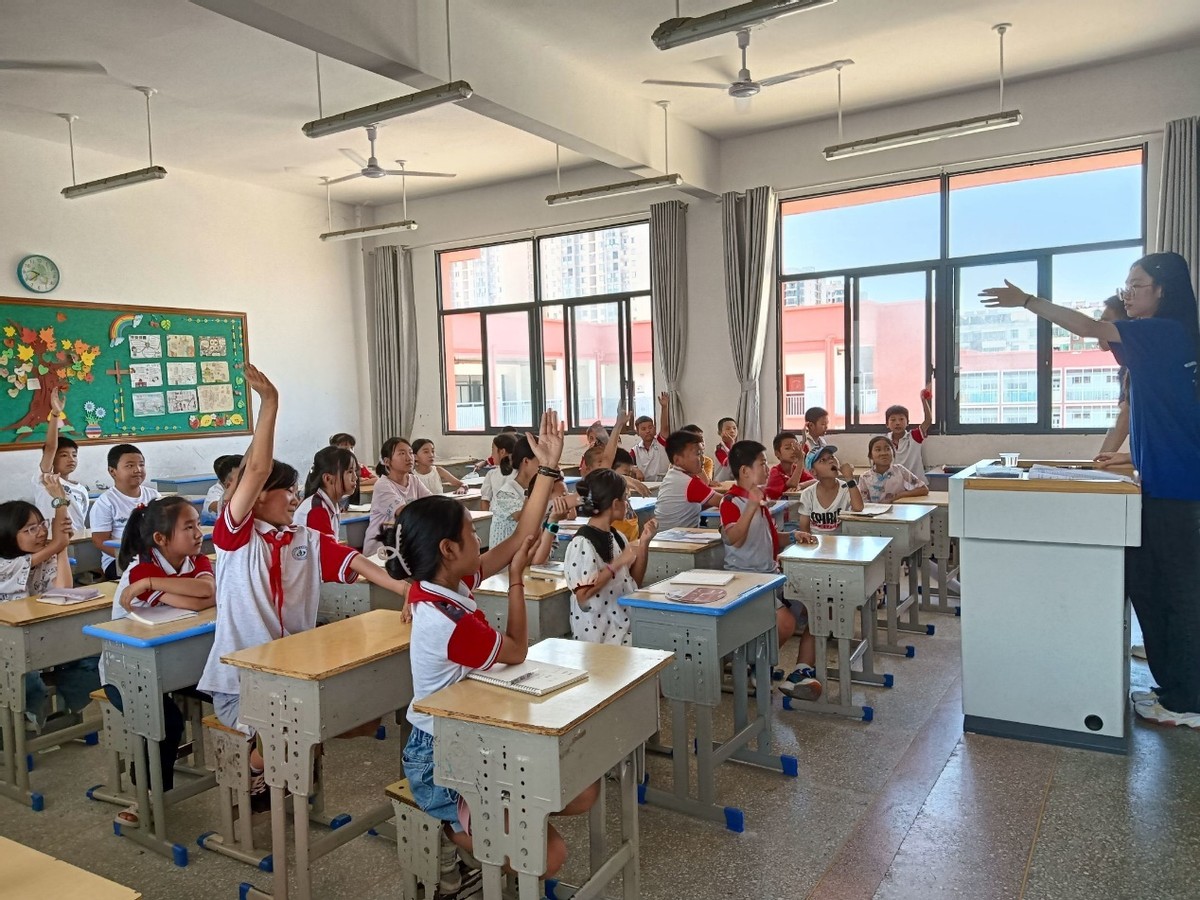 湖北学子三下乡一路同行情暖童心,湖北优师学子三下乡