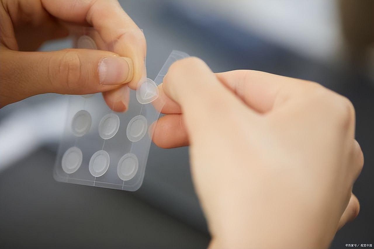 男性背部长了很多红色的点,男性后背长了褐色点点怎么回事