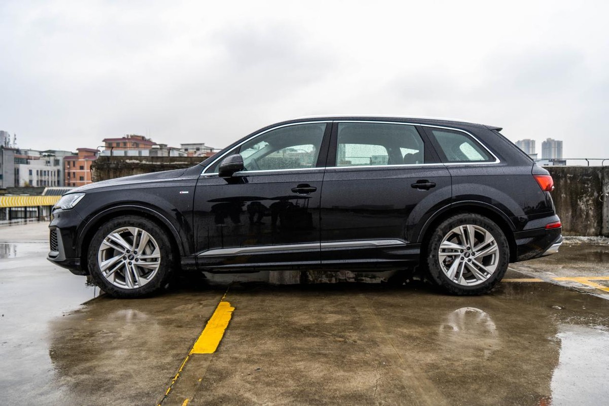 评测奥迪Q7,奥迪q72015款40tfsiquattro尊藏版七座