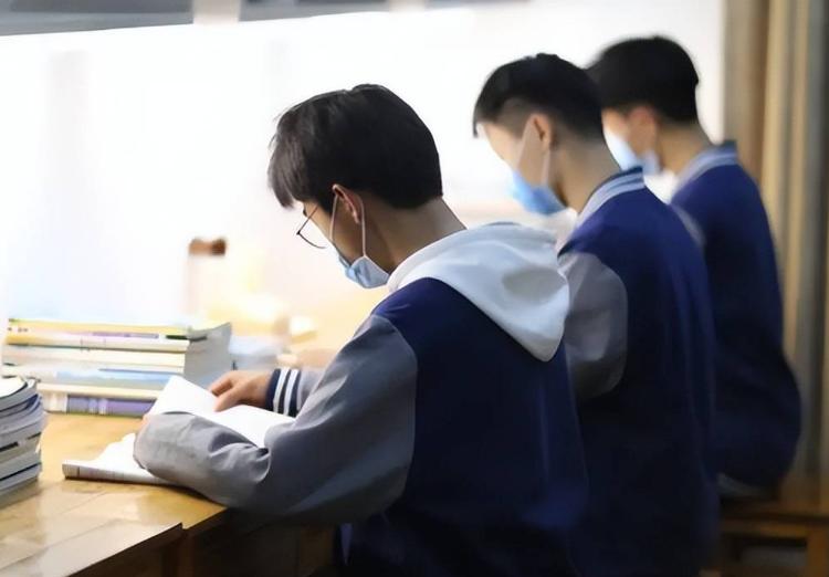 甘肃某高中男生*窥偷**女宿舍视频曝光，让人感慨：不要低估人性的恶