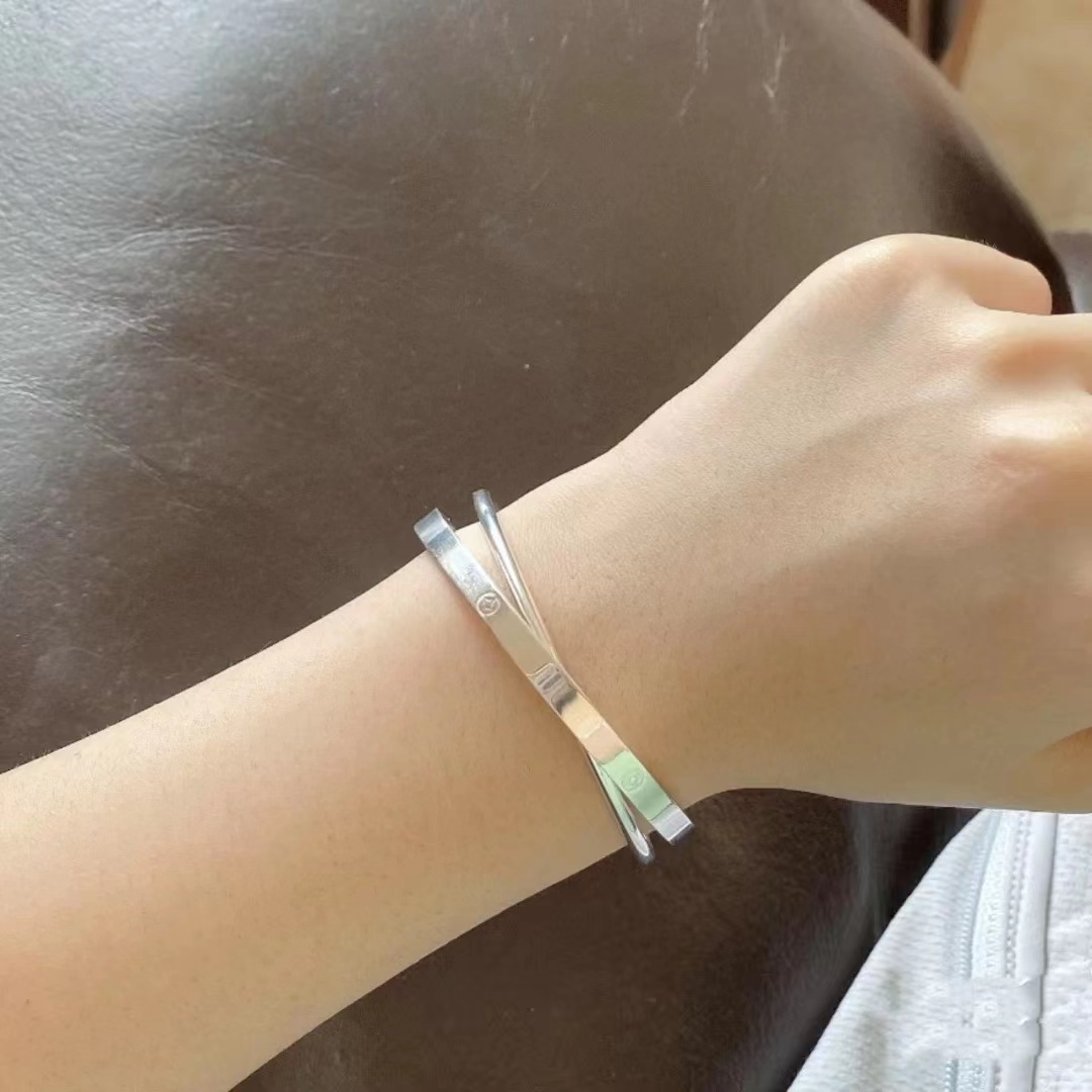 银手镯为什么戴多了俗气,银手镯特别便宜怎么办