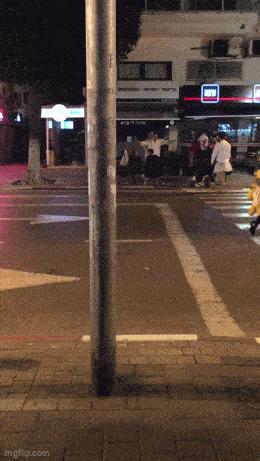 女子和同事打闹，用力过猛竟直接把*裤底**扯两半，羞得蹲地不敢起身