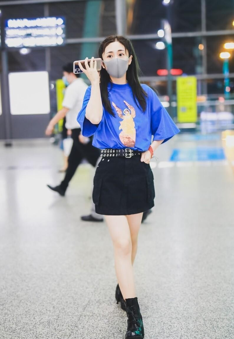 刘芸穿衣打扮风格,刘芸穿搭黑色长裙