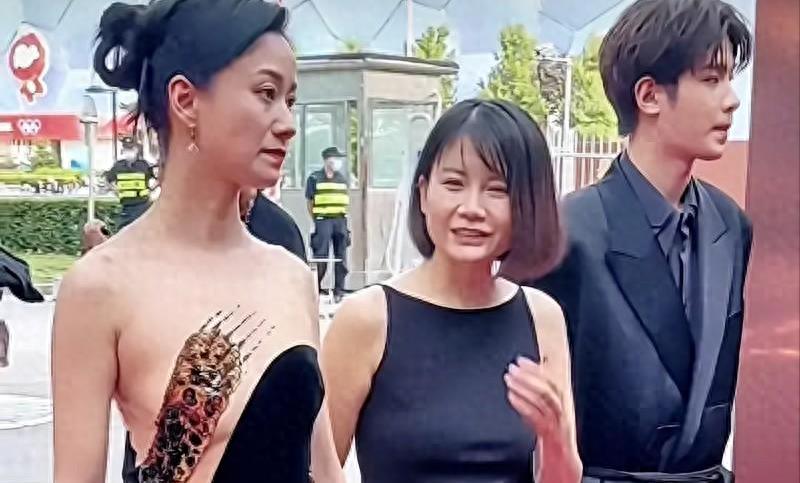 光天化日半露*裤内**、露半球，这几个明星玩转“诱惑”，毫无下限！