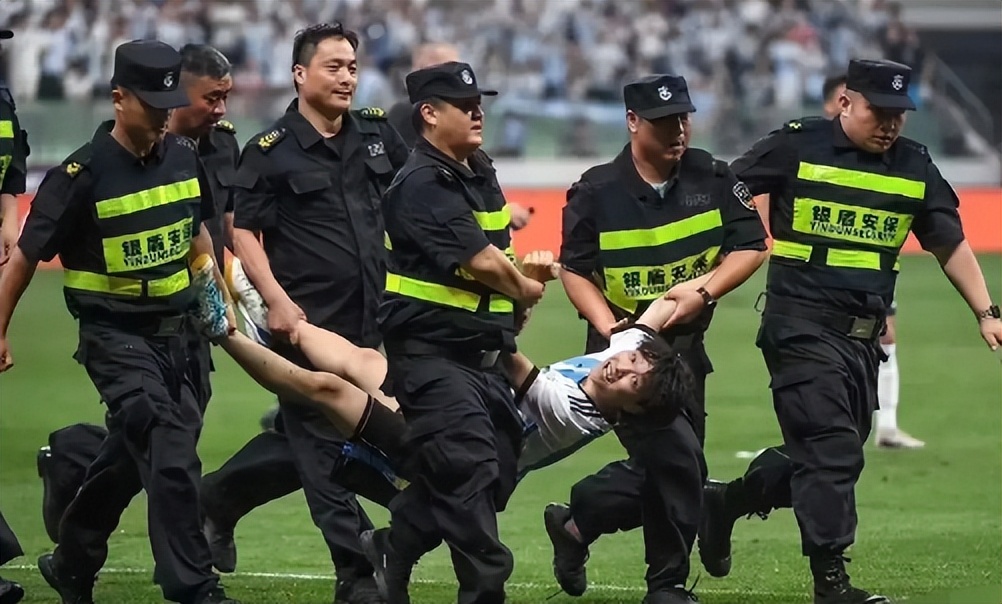 闯进场拥抱梅西球迷发声,球迷冲进球场拥抱梅西跑了多少米