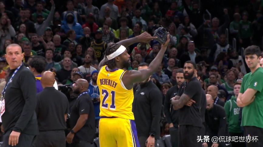 裁判控制了比赛！詹姆斯跪地不起，贝弗利拿着相机表达不满