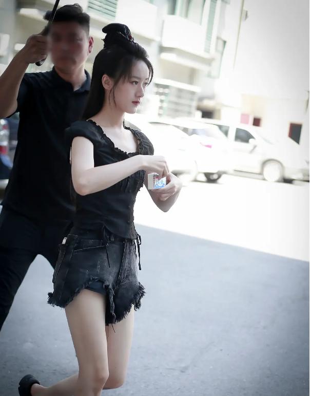 袁冰妍牛仔裤搭配图片,袁冰妍红黑造型搭配短靴大秀