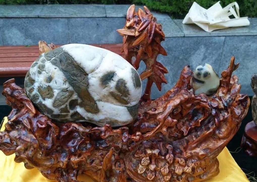 男子在河里捡到天价石头,男子散步捡到一石头价值2100万