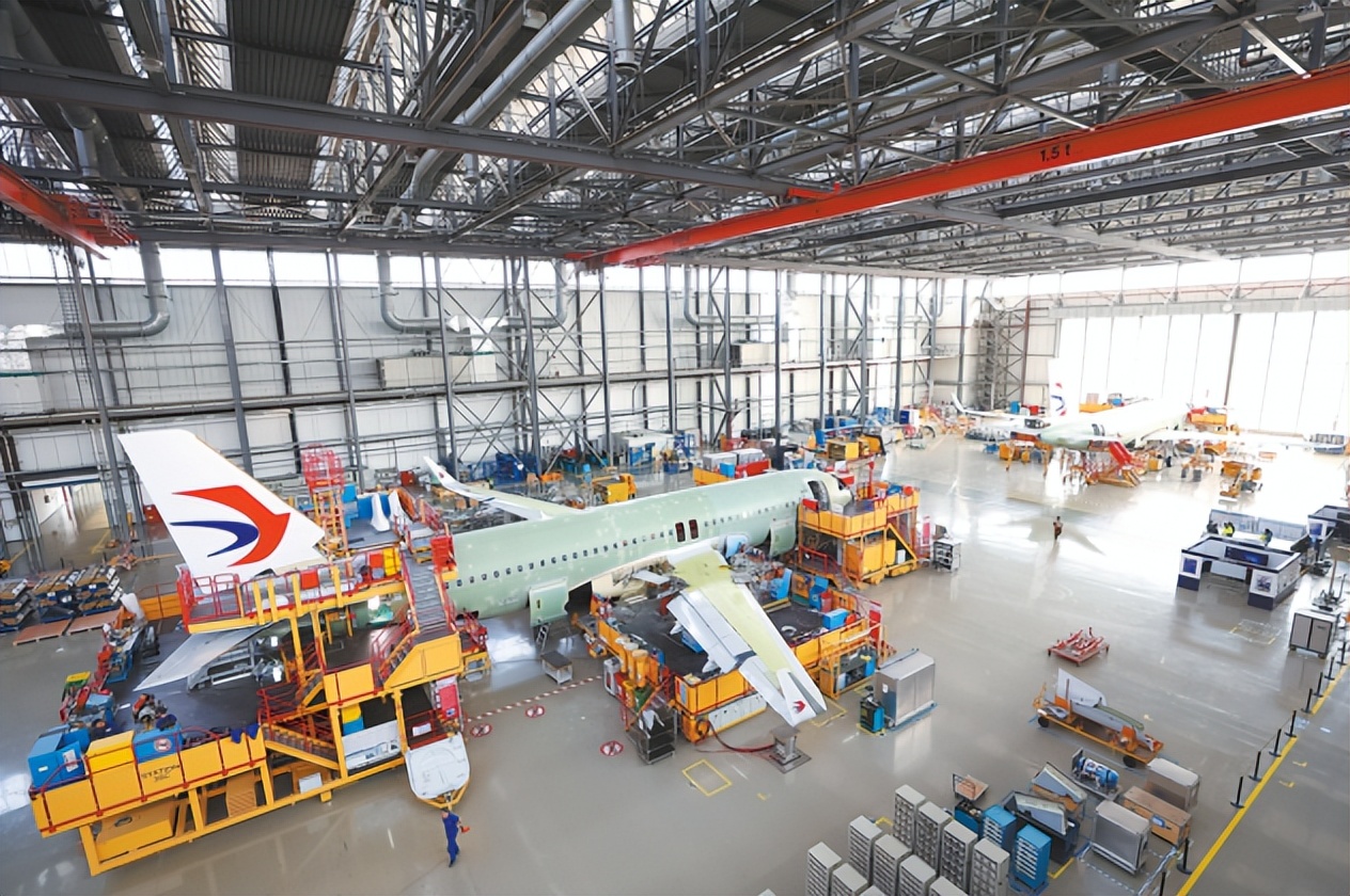 c919与波音对比照片,c919第四架今天交付东航了吗