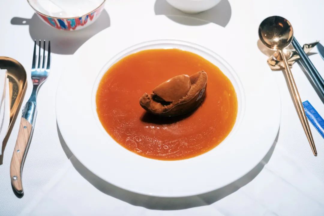 配备一星米其林黑珍珠餐厅,比米其林黑珍珠高端的餐厅