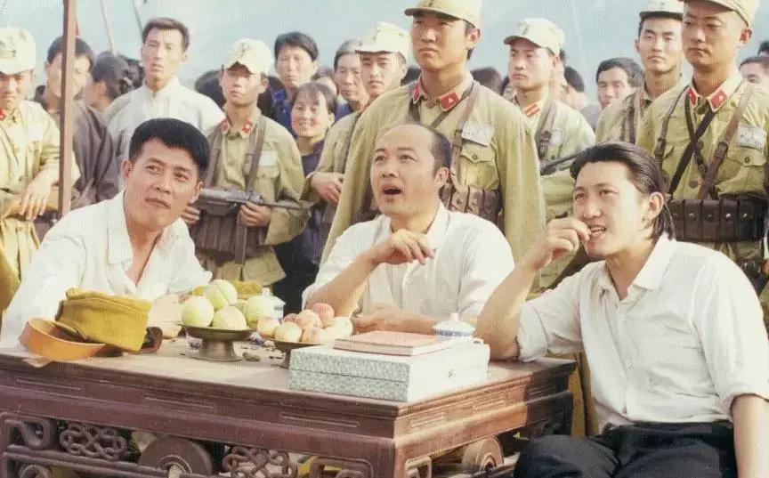 他二舅都是他舅，高桌子低板凳，金疙瘩银疙瘩还嫌不够，天在上地