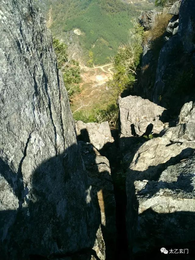 攀普洱天壁山之西门崖子：一日凌云出，群山齐失自高心