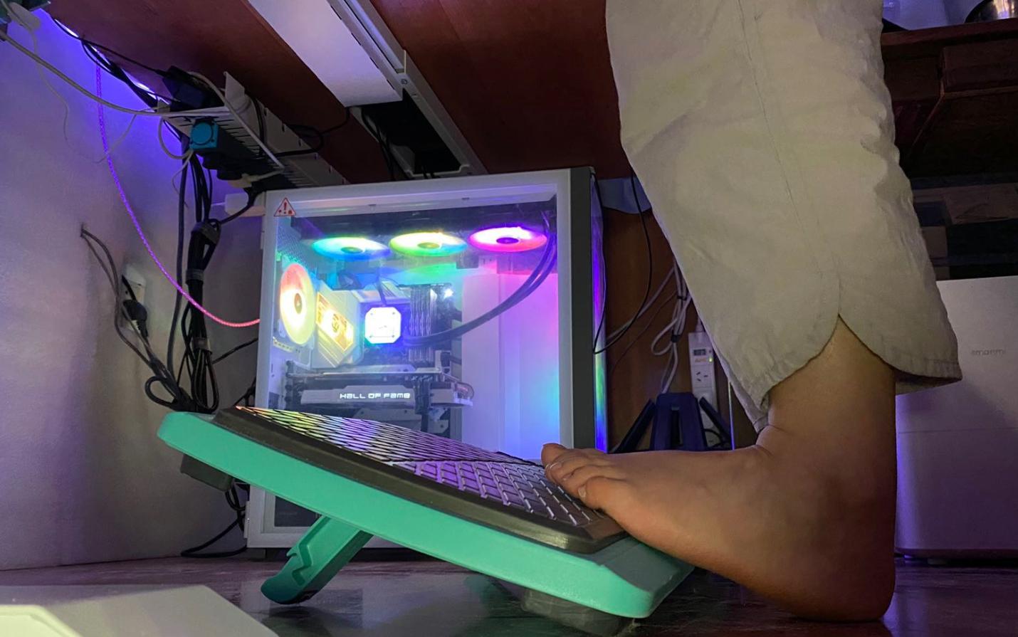 乱七八糟的电脑桌,笔记本电脑桌桌椅