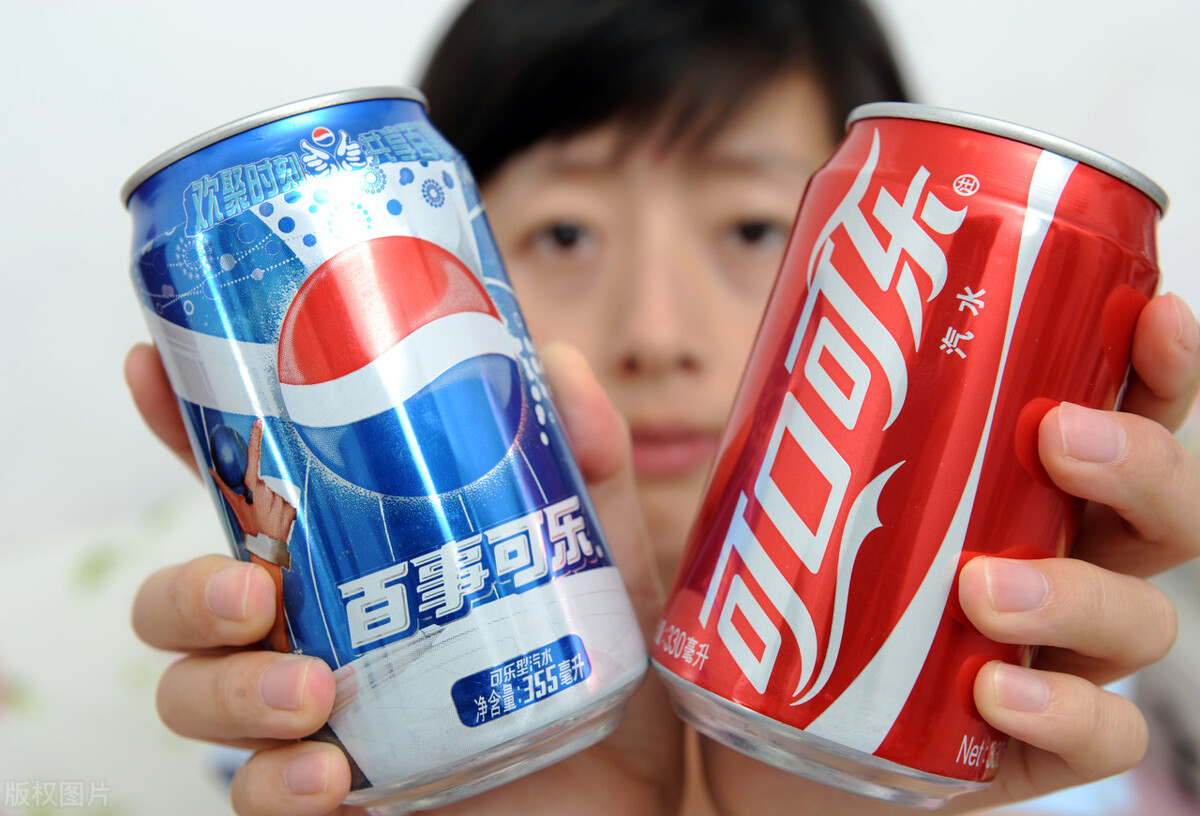 易拉罐拉环损坏,只用一张白纸,罐口“砰”地自己弹开,太实用了