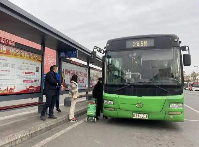 为什么公交车收取费用不一样,公交车收费1.5元起合理吗