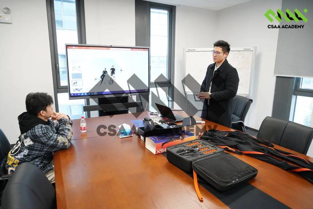 这个16岁的高中生，用6天搭建了一个未来品牌……