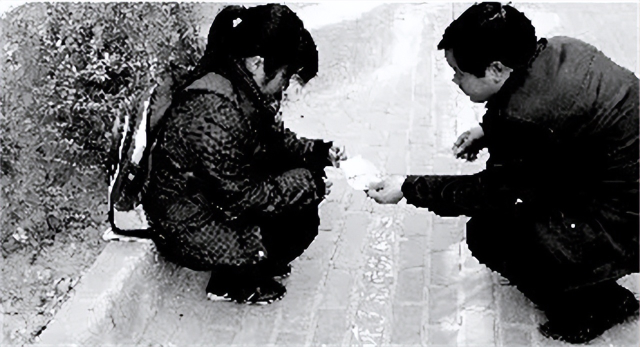 2015年，安徽女孩上街“扮牛”让人骑5元一次，背后隐情催人泪下