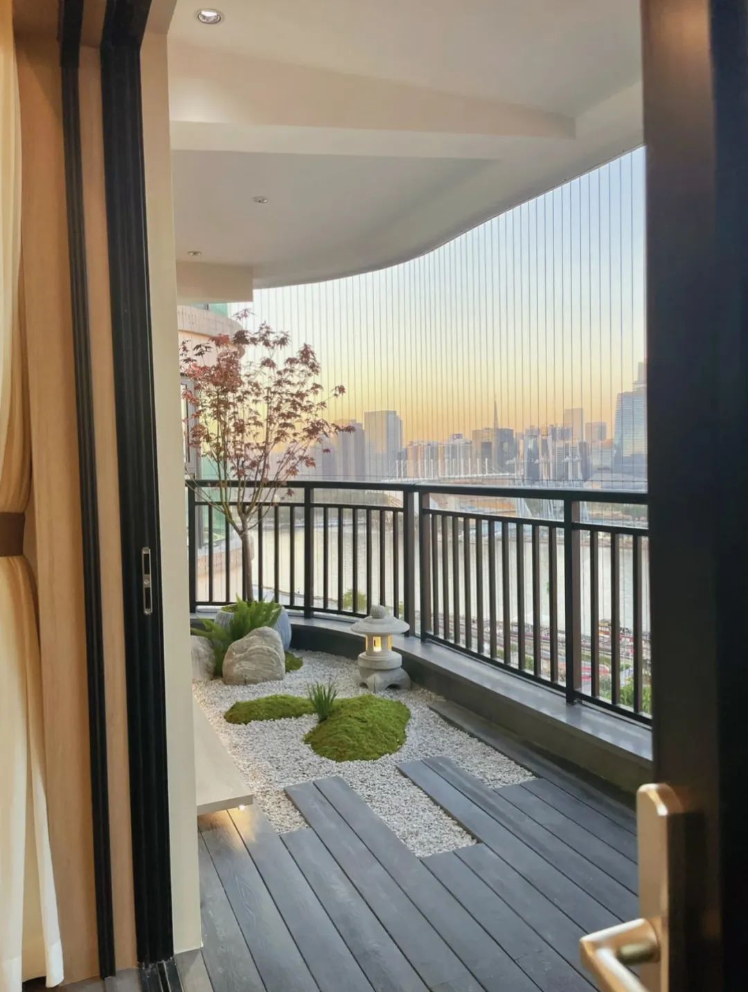 阳台砖与防腐木结合,阳台花园铺砖还是防腐木好