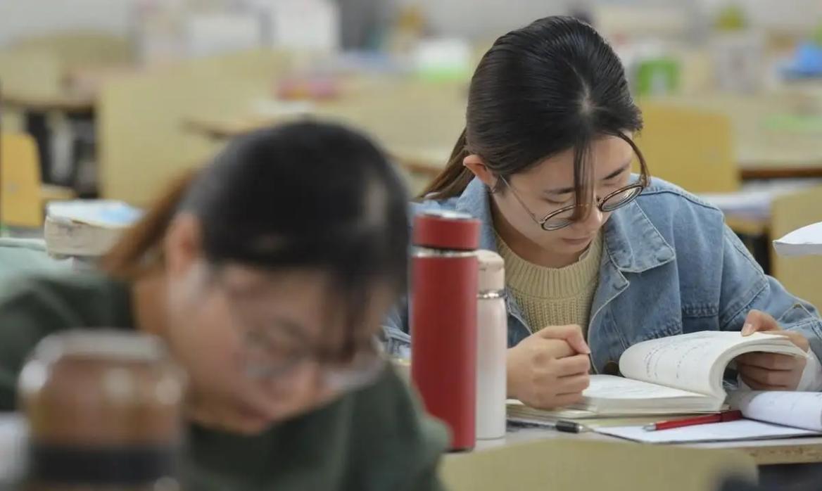 大学生的“生活费等级”，贫富差距较大，多数学生在第二档