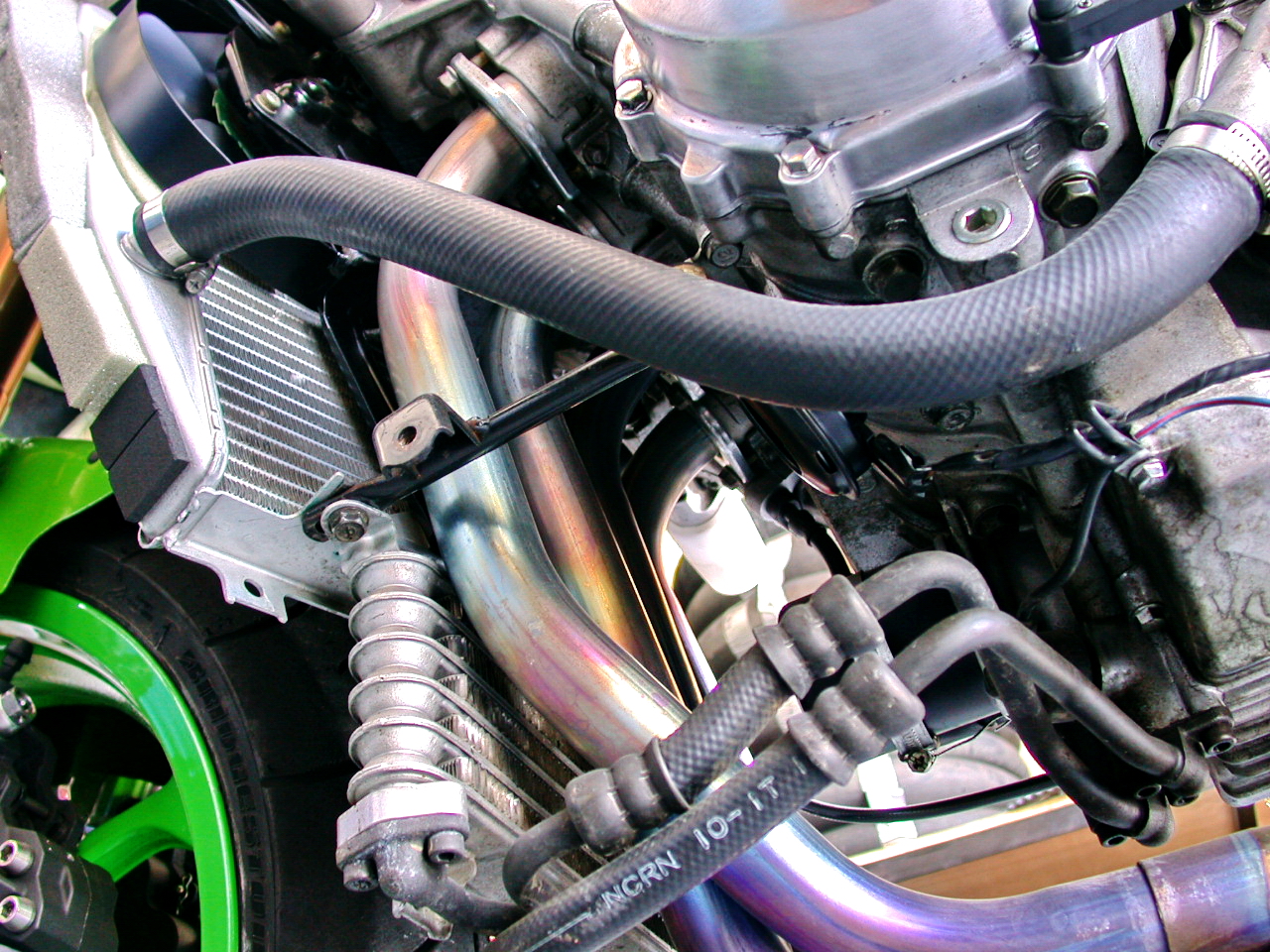 老照片:TT-F3赛车规格的KawasakiZXR-4