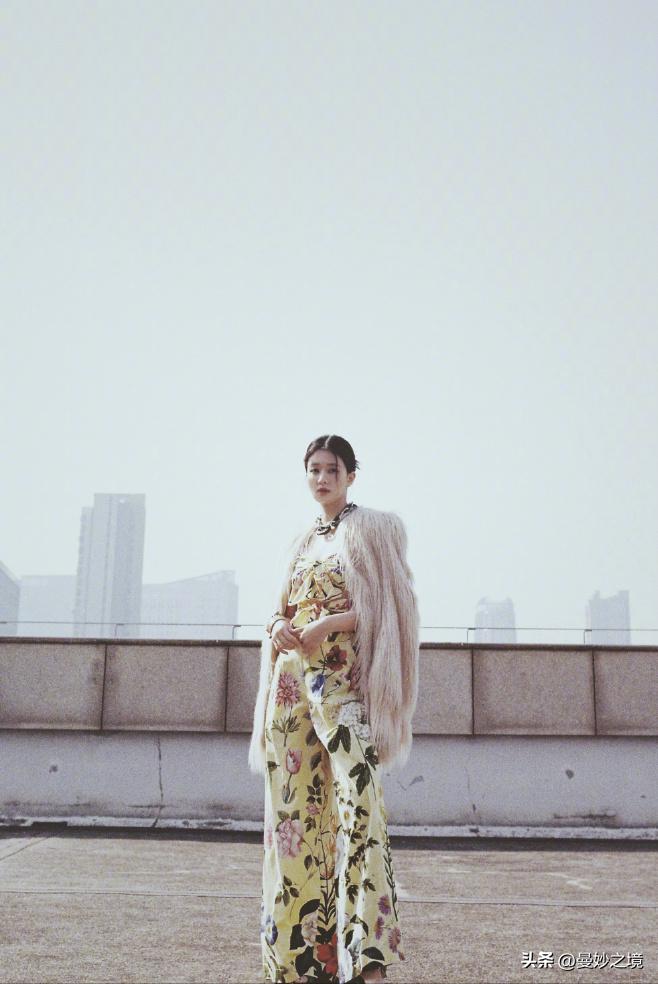 乔欣街头皮衣回眸夜晚半身照,乔欣抹胸白礼服女神气质高清写真