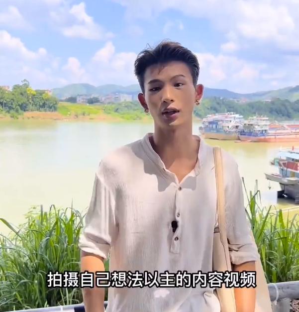 陆仙人每月都回老家，拍自己构思好的视频，骑电车上身直得像钢板