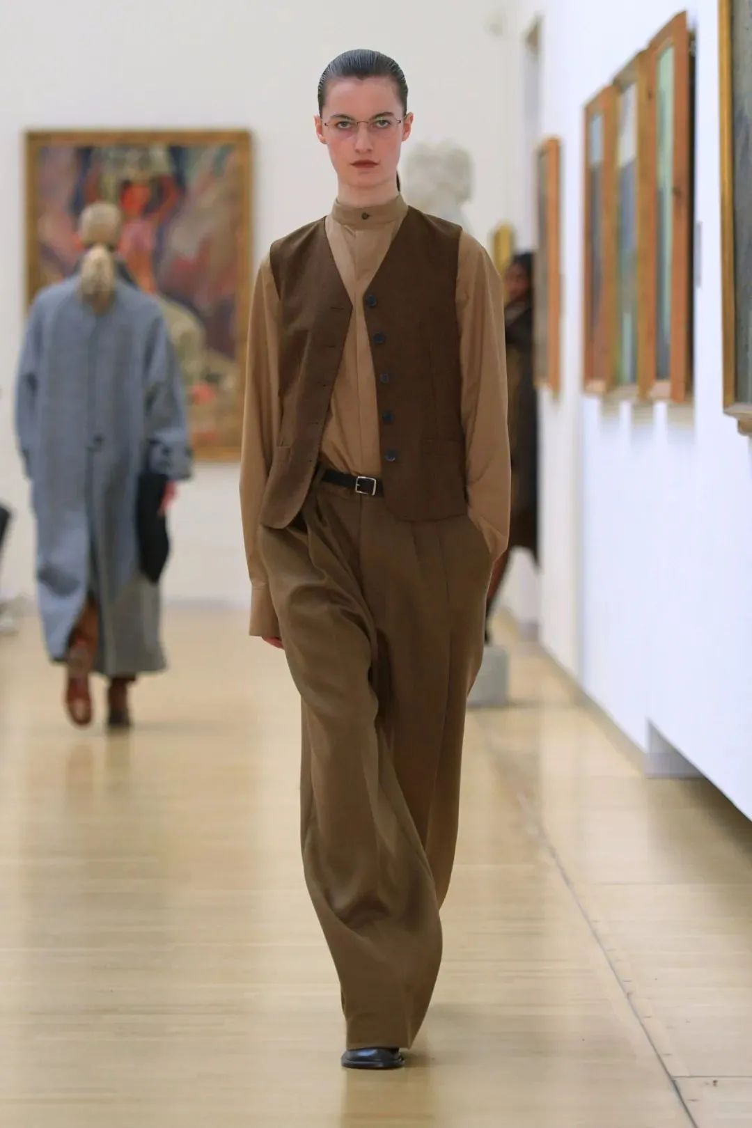 秋日马甲穿搭的n种,春天咖色格子针织马甲怎么搭配