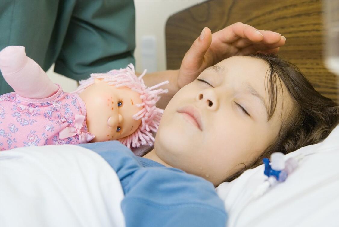 宝宝的身体很热头部不热,热天宝宝踢被子不盖会不会感冒