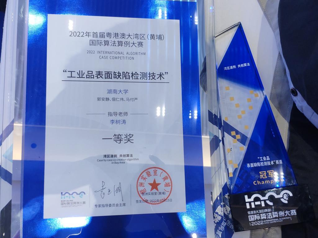 游客前来打卡,旅游打卡全国高校