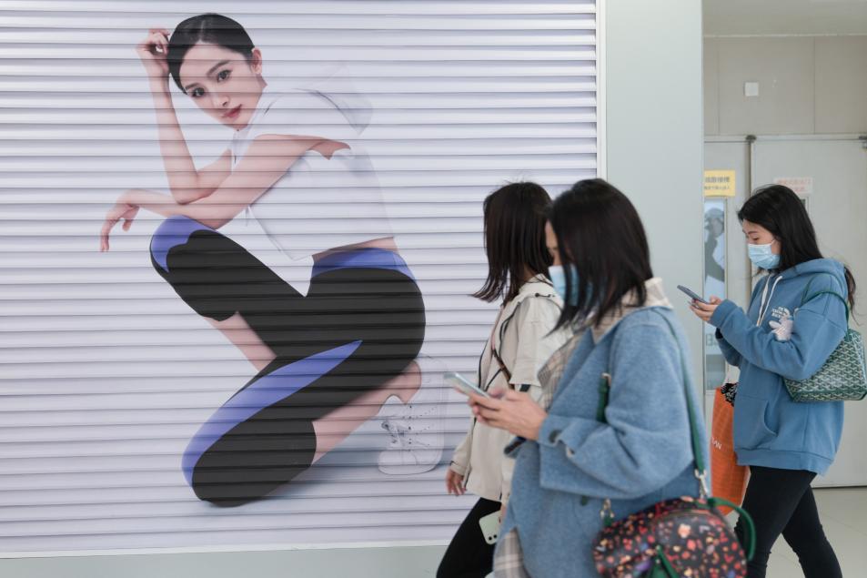 为什么实体店的衣服比唯品会贵,同品牌衣服为啥唯品会比京东便宜