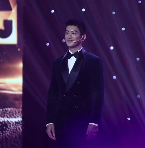 周冬雨杜江金鸡,金鸡奖周冬雨念稿子