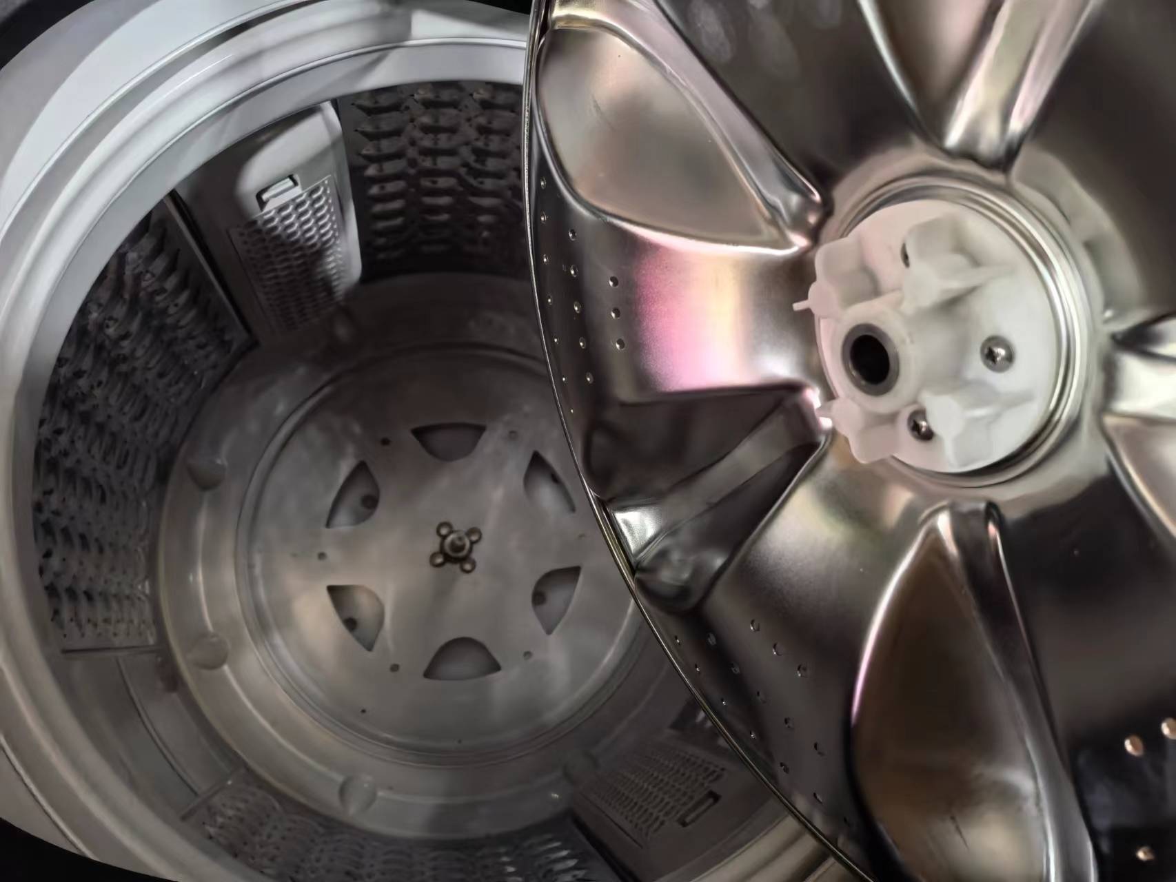 老妈到家里帮忙大扫除，却不小心把洗衣机底盘拆了