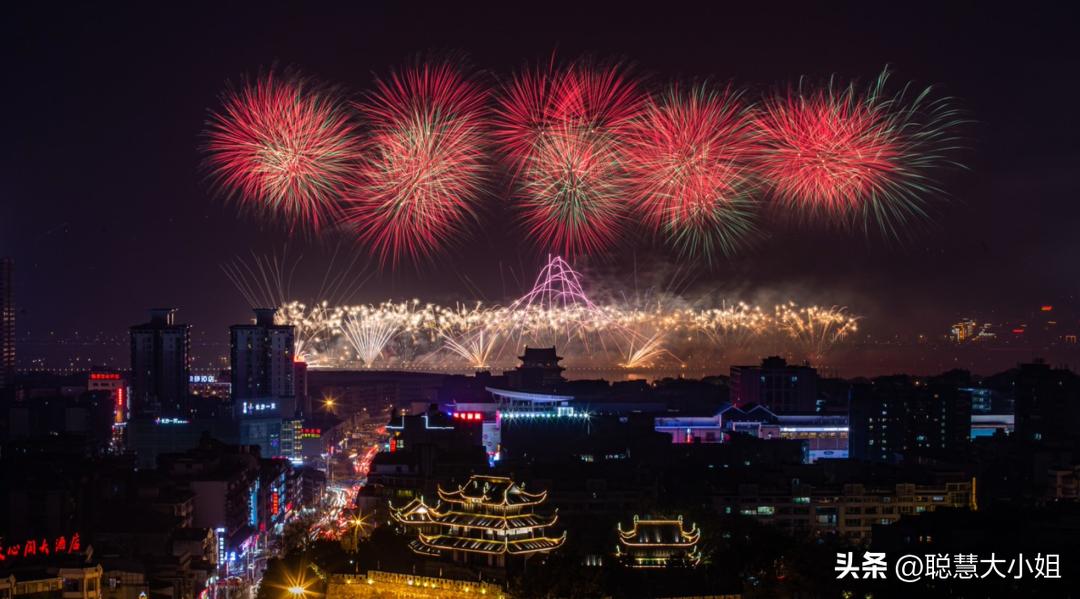 一场烟花登顶热搜！满城美食火成顶流，这座夏日小城太宝藏了！