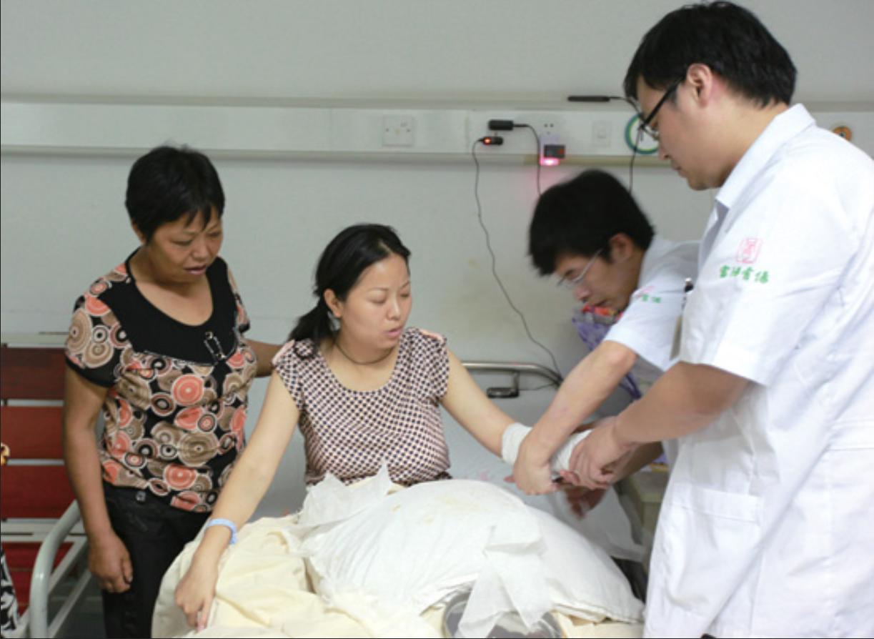 8人用被子接住坠楼女孩视频,小孩坠楼女子徒手接住