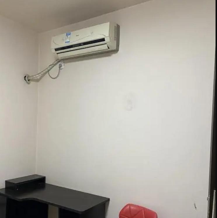 13年租户外出,让合租的小伙把空调开17度,小伙半夜摸到一只冰手