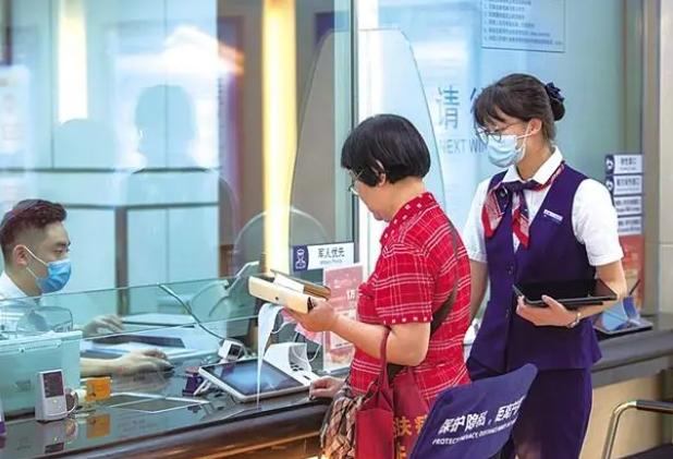 张雪峰靠乒乓球特长到银行工作,国家开发银行张雪峰